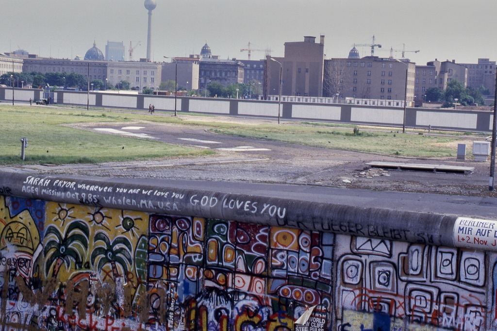 ベルリンの壁はどうして建てられた ベルリンの壁の歴史と崩壊した理由を解説 Rinto