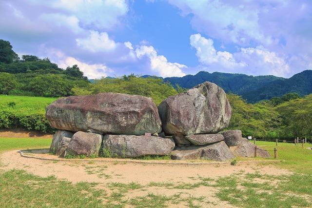 暴かれた蘇我馬子の墓「石舞台古墳」この古墳と蘇我馬子について解説